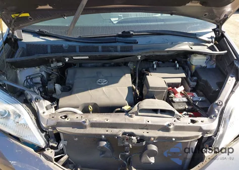 2015 Toyota Sienna Le 8 Passenger z USA, uszkodzony, nr VIN 5TDKK3DC3FS647040